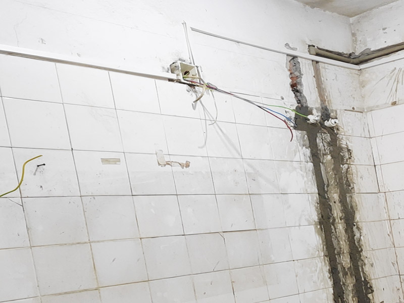 水電改造維修：水電改造，一定要注意查看原本的線路，比如電氣的原本線路設計情況、以及相關的照明，插座等是否采用分路控制的方式，這樣才能避免因對原本線路的設計不了解而隨意檢查，造成不必要的麻煩。 水電維修改造，要檢查排水設施，通常情況下，在家裝中對于水電的改造是比較常見的，而這樣的情況下需要注意檢查排水系統(tǒng)，避免因改造中出現(xiàn)的一些疏忽，直接導致排水出現(xiàn)不暢通、或者是堵塞現(xiàn)象。