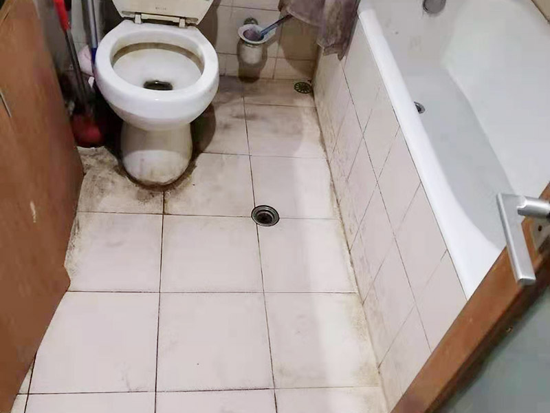 衛生間滲水維修：若是衛生間的局部地方出現漏水，最有可能造成這個問題的原因是防水層的損壞，這個時候我們需要吧漏水區域的防水層重新裝修過，就可以了。但是在進行維修的時候，需要特別注意，由于我們是對一部分區域進行維修，因此和之前的用的防水層不能有太大的差別，以免自由局部損壞，造成整體損壞。 地漏通道在進行長時間的使用，也有可能會出現老化的問題，這個時候需要對原有的地漏進行更換，但是在更換的時候，要注意保持地漏下水管的清潔，以免造成地漏堵塞，或污水流進樓下的用戶家中，這就不好了。