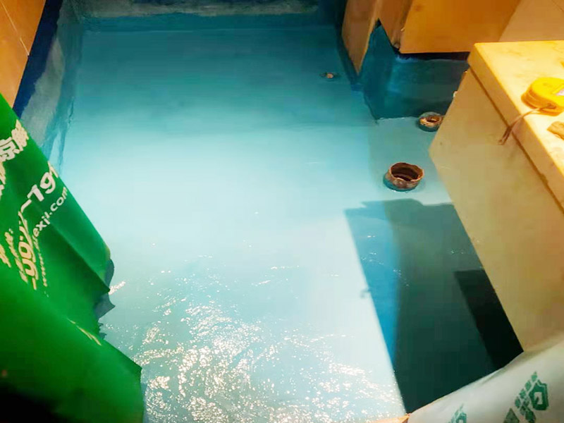 地面刷第五次防水：基層清理先將基層表面上的灰皮用鏟刀除掉，用笤帚將塵土、砂粒等雜物清掃干凈，尤其是管根，地漏和排水口等部位要仔細清理。 涂覆根據工程的特點和要求，選擇適當的工法。涂覆時要盡量均勻，不能有局部沉積，并要求多滾刷幾次使涂料與基層之間密實，不留氣泡，粘結嚴實。 保護層與裝飾層須在防水層完成2天后進行。為了抹砂漿時施工方便，也可在防水層后一遍涂覆后，立即撒上干凈的中粗砂。
