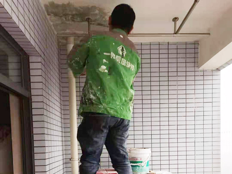 陽臺頂面掉皮：需要先把出現問題的地方鏟除，并將鏟除部分的邊緣磨平滑后，重新刮一次膩子，上底漆，再刷再涂。當墻面剝落比較嚴重時，需要考慮對基層做加固處理。步驟是先將原墻體鏟除至墻面基層，然后用界面劑或者封固底漆重新涂刷一遍，最后再按照粉刷石膏找平、貼網格布(加固防裂)、批刮墻襯三遍后打磨平整。