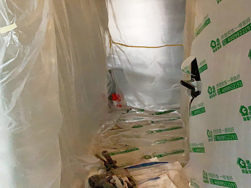 保護措施建渣處理：1、各工種在施工中不得污染、損壞其他工種的成品和半成品。 2、材料表面保護膜應在工程竣工時拆除。 3、易碎、易崩邊的已加工好的石材板材，不得長期受雨淋，并應采取立方，光面相對，板塊下應支墊木方，現場搬運時也應按上述要求。特別要注意防止成品石材在運輸和堆放過程中角部的損壞（如采用塑料護角）。 4、施工過程中材料搬運過程中應注意防止損壞電梯、樓道內已裝修好的墻面、頂棚和門窗等。