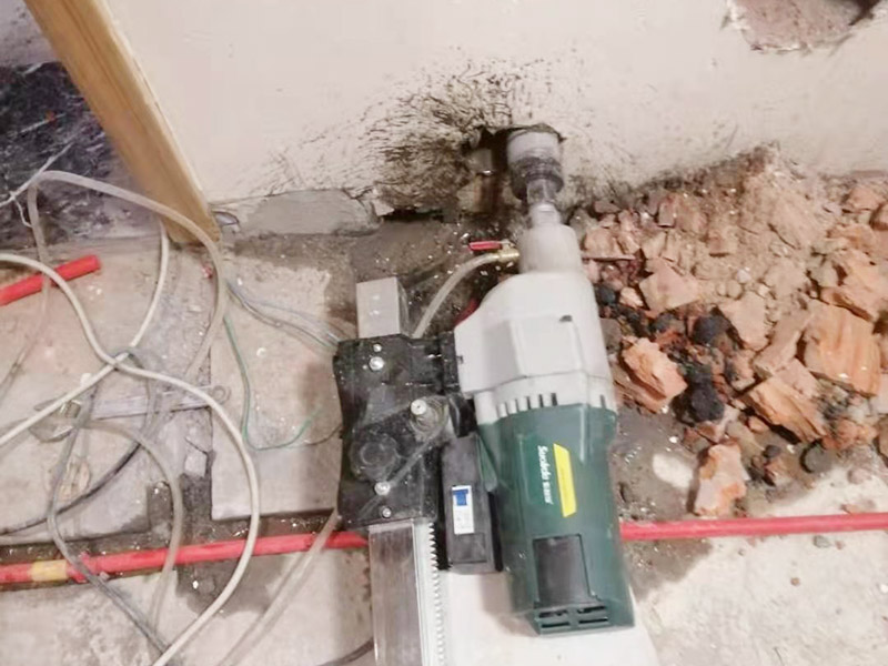 墻壁打孔服務：為了保證施工的安全性，不建議業主親自動手，墻體打孔一般是由專業的師傅來完成的。不夠專業的技術人員不僅可能對墻體造成損傷，有可能還會發生意外事故，對業主的利益造成威脅。 打孔看起很簡單，其實是個技術活，大家在打孔的時候，切勿操之過急。在打孔的過程中應來回的抽插，這樣可以防止干粉卡鉆。另外，墻體打孔時鉆頭一定要穩，不要左搖右搖，因為你搖的一起，相當于加大鉆頭的摩擦力。
