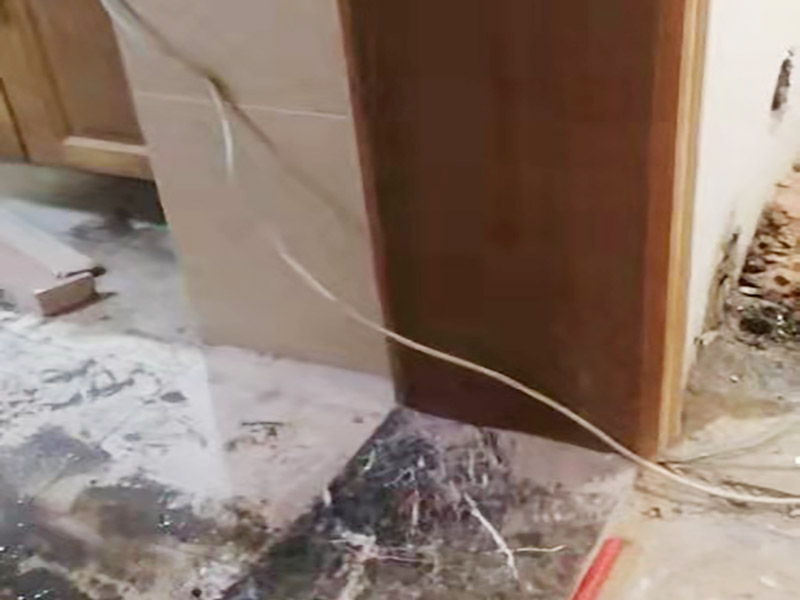 墻壁打孔服務：為了保證施工的安全性，不建議業主親自動手，墻體打孔一般是由專業的師傅來完成的。不夠專業的技術人員不僅可能對墻體造成損傷，有可能還會發生意外事故，對業主的利益造成威脅。 打孔看起很簡單，其實是個技術活，大家在打孔的時候，切勿操之過急。在打孔的過程中應來回的抽插，這樣可以防止干粉卡鉆。另外，墻體打孔時鉆頭一定要穩，不要左搖右搖，因為你搖的一起，相當于加大鉆頭的摩擦力。