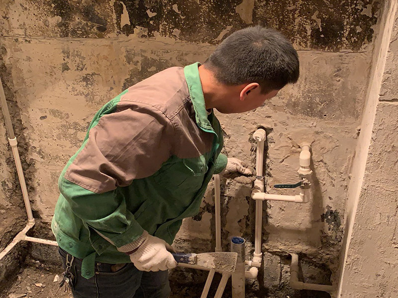 衛生間拆除裝修：拆磚應從下至上進行，在施工過程中對地面及時進行處理，以免因垃圾過多從而影響后面的工作。同時要處理好房內的防水層。拆除插座與水龍頭附近的瓷磚時應小心，以免損壞水電設備。為了加快房屋翻新的進度，在拆完衛生間瓷磚后應立即將現場的雜物處理干凈。