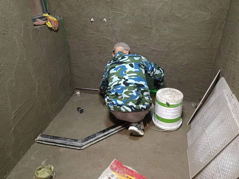 浴室找平貼磚：在鋪貼瓷磚前，我們要先把還沒涂抹水泥的地磚鋪在地上，并敲平，然后在地磚上涂滿水泥，鋪在地面，鋪地磚的過程中要對齊四塊磚的對角位置。  另外，在鋪貼瓷磚時也要講究鋪貼順序，在鋪地磚時應(yīng)從內(nèi)向外貼，有坡度或地漏的地方，要注意排水方向找坡，而墻面磚應(yīng)從下往上貼，底層的瓷磚要最后貼，這樣鋪貼出來才美觀，鋪完地磚后還要壓地磚。