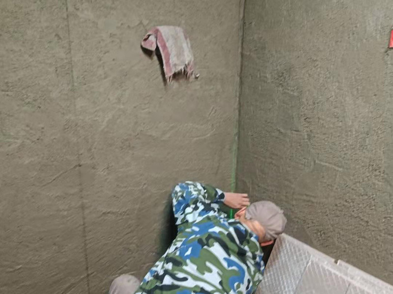 浴室找平貼磚：在鋪貼瓷磚前，我們要先把還沒涂抹水泥的地磚鋪在地上，并敲平，然后在地磚上涂滿水泥，鋪在地面，鋪地磚的過程中要對齊四塊磚的對角位置。  另外，在鋪貼瓷磚時也要講究鋪貼順序，在鋪地磚時應(yīng)從內(nèi)向外貼，有坡度或地漏的地方，要注意排水方向找坡，而墻面磚應(yīng)從下往上貼，底層的瓷磚要最后貼，這樣鋪貼出來才美觀，鋪完地磚后還要壓地磚。