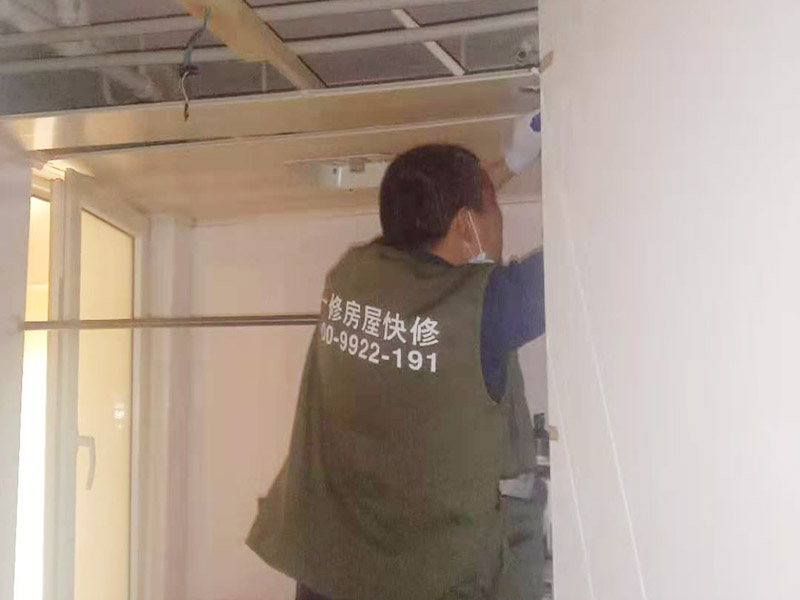 廚房管道改造：家裝管道系統(tǒng)施工：房子里明裝的管道,適合于土建的粉飾作業(yè)結(jié)束之后施行,配裝之前,需要幫助土建準確的預留或者是預埋孔洞以及套管。 給水位置布置：明敷的給水立管宜布置在靠近用水量大的衛(wèi)生器具的墻角、墻邊或立柱旁。 給水系統(tǒng)布置三不：明敷的給水管不得穿越臥室、儲藏室以及煙道、風道；給水管道不得緊挨熱； 給水立管距熱水器或者灶邊凈距不得小于400mm，當條件不具備時，但最小凈距不得小于200mm。