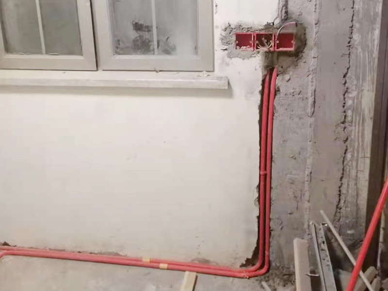 墻面水電改造維修：按走向進行墻面或地面開槽，開槽過程中，不允許出現墻面橫向開槽大于30cm的現象，因為橫向開槽將破壞整樓的承重，使得抗震能力降低而且墻面容易開裂。如果是保溫墻的話，開很長的橫槽有可能會導致開槽上部的保溫層整體脫落。墻面開槽一般都應該是豎向垂直開槽。 埋入管線(包括布線和接好管道)和暗盒，電路施工時先安裝管路，然后再穿導線，這樣可以避免將來換線出現導線無法抽動的現象。穿管不能使用軟管，防止出現死角。同時電路接頭不要裸露在外面，應該安裝在線盒內，分線盒之間不允許有接頭。