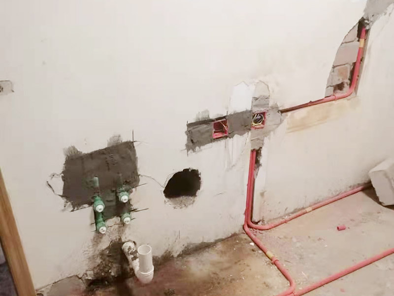 墻面水電改造維修：按走向進行墻面或地面開槽，開槽過程中，不允許出現墻面橫向開槽大于30cm的現象，因為橫向開槽將破壞整樓的承重，使得抗震能力降低而且墻面容易開裂。如果是保溫墻的話，開很長的橫槽有可能會導致開槽上部的保溫層整體脫落。墻面開槽一般都應該是豎向垂直開槽。 埋入管線(包括布線和接好管道)和暗盒，電路施工時先安裝管路，然后再穿導線，這樣可以避免將來換線出現導線無法抽動的現象。穿管不能使用軟管，防止出現死角。同時電路接頭不要裸露在外面，應該安裝在線盒內，分線盒之間不允許有接頭。