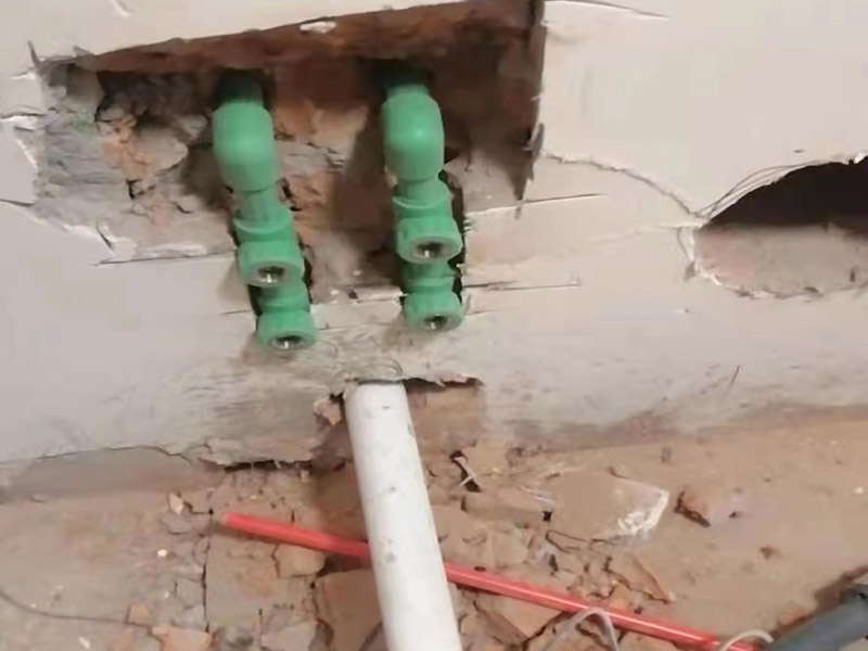 墻面水電改造維修：按走向進行墻面或地面開槽，開槽過程中，不允許出現墻面橫向開槽大于30cm的現象，因為橫向開槽將破壞整樓的承重，使得抗震能力降低而且墻面容易開裂。如果是保溫墻的話，開很長的橫槽有可能會導致開槽上部的保溫層整體脫落。墻面開槽一般都應該是豎向垂直開槽。 埋入管線(包括布線和接好管道)和暗盒，電路施工時先安裝管路，然后再穿導線，這樣可以避免將來換線出現導線無法抽動的現象。穿管不能使用軟管，防止出現死角。同時電路接頭不要裸露在外面，應該安裝在線盒內，分線盒之間不允許有接頭。