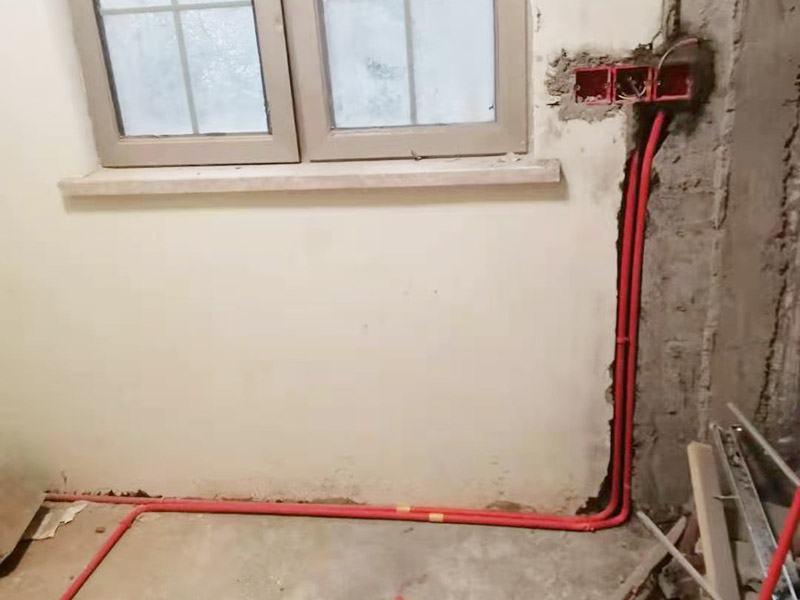 墻面水電改造維修：按走向進行墻面或地面開槽，開槽過程中，不允許出現墻面橫向開槽大于30cm的現象，因為橫向開槽將破壞整樓的承重，使得抗震能力降低而且墻面容易開裂。如果是保溫墻的話，開很長的橫槽有可能會導致開槽上部的保溫層整體脫落。墻面開槽一般都應該是豎向垂直開槽。 埋入管線(包括布線和接好管道)和暗盒，電路施工時先安裝管路，然后再穿導線，這樣可以避免將來換線出現導線無法抽動的現象。穿管不能使用軟管，防止出現死角。同時電路接頭不要裸露在外面，應該安裝在線盒內，分線盒之間不允許有接頭。