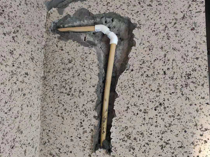 墻內水管漏水維修：首先，發現漏水，應第一時間關掉自家的供水閥門，讓漏水帶來的影響盡可能的縮小。 然后需要找到水管漏水的地方，最常使用的方法是水管打壓法。此方法需要將冷熱水管用軟管連接在一起使冷熱水形成一個圈，總閥門關閉，所有出水口只留一個口接上試壓器，其余關閉，這時試壓器的指針讀數為0。 搖動測壓桿至指針讀數到0.9-1.0之間，此時的水壓應為正常水壓的3-6倍。然后需要等待一定時間，不同管材需要的時間不一樣，但最少也需要半個小時。此時查看壓力值，如果降幅不超過0.5個壓，就沒有漏水。如果有漏點，壓力就會下降較多。 找到了漏水點，就要對漏水的管道進行維修或更換。首先要鑿開對應墻面，此過程中要注意對地板家居的保護。然后清理干凈管道上的殘渣，進行換新，連接好后要用防水膠對管道進行防水處理