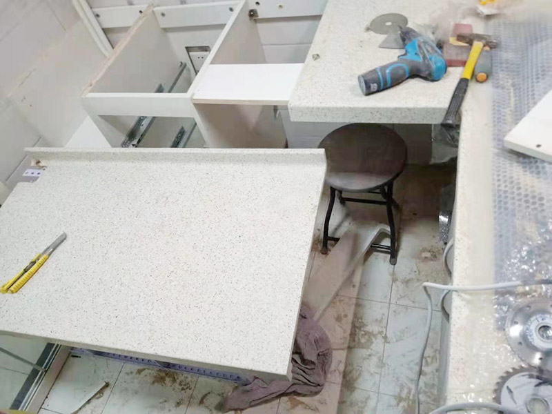 櫥柜維修改造：對廚房作防護措施,掛擋布、廚房墻面等做簡單清理,以便準確測量地面水平。 材料進場:櫥柜板材等進場。  安裝地柜 組裝:統一組裝好地柜,搬進廚房,按圖紙順序擺放好位置(倒放),統一安裝地腳。 現場切割:地面上墊上保護物,割口根據實物的大小從反面進行操作,保持正面不崩。 安裝順序：如有轉角柜應先安轉角柜，沒有轉角柜先從靠墻的柜往外安裝。 水平調整：通過地柜的調節腿調節地柜水平度，誤差保持正負1mm。