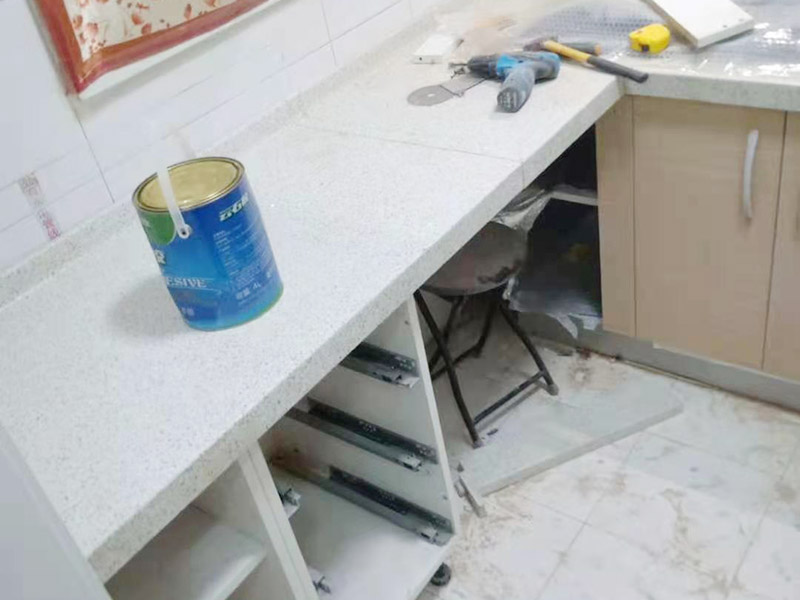 櫥柜維修改造：對廚房作防護措施,掛擋布、廚房墻面等做簡單清理,以便準確測量地面水平。 材料進場:櫥柜板材等進場。  安裝地柜 組裝:統一組裝好地柜,搬進廚房,按圖紙順序擺放好位置(倒放),統一安裝地腳。 現場切割:地面上墊上保護物,割口根據實物的大小從反面進行操作,保持正面不崩。 安裝順序：如有轉角柜應先安轉角柜，沒有轉角柜先從靠墻的柜往外安裝。 水平調整：通過地柜的調節腿調節地柜水平度，誤差保持正負1mm。