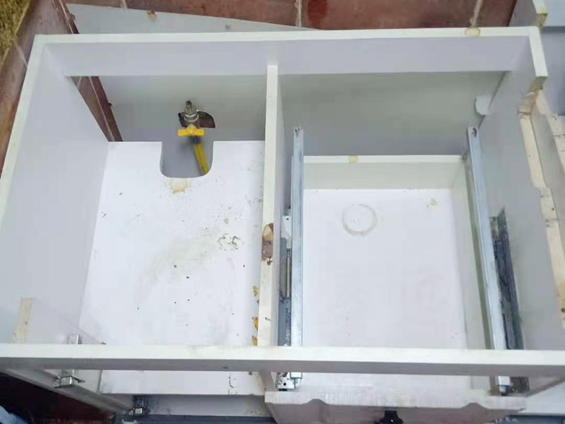 櫥柜維修改造：對廚房作防護措施,掛擋布、廚房墻面等做簡單清理,以便準確測量地面水平。 材料進場:櫥柜板材等進場。  安裝地柜 組裝:統一組裝好地柜,搬進廚房,按圖紙順序擺放好位置(倒放),統一安裝地腳。 現場切割:地面上墊上保護物,割口根據實物的大小從反面進行操作,保持正面不崩。 安裝順序：如有轉角柜應先安轉角柜，沒有轉角柜先從靠墻的柜往外安裝。 水平調整：通過地柜的調節腿調節地柜水平度，誤差保持正負1mm。