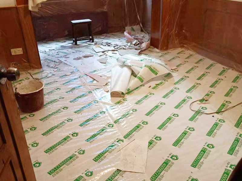 家具保護措施：地板保護，地板保護需要使用pvc+棉保護膜 （薄的保護膜會在裝修過程中踩壞），沿墻邊使用家較寬的地板專用膠帶密封。家居保護只需要使用普通pvc保護膜即可，注意下方要留足保護膜遮蓋下方地板。門窗保護:使用無紡布門窗保護膜，裁剪適當大小貼在窗戶上級窗戶框上即可。門使用pvc保護膜，小的突起如電源插座，使用保護膜覆蓋用較窄的地板專用膠帶密封。 注意：所有的密封都不要貼到需要粉刷裝修的墻面上。