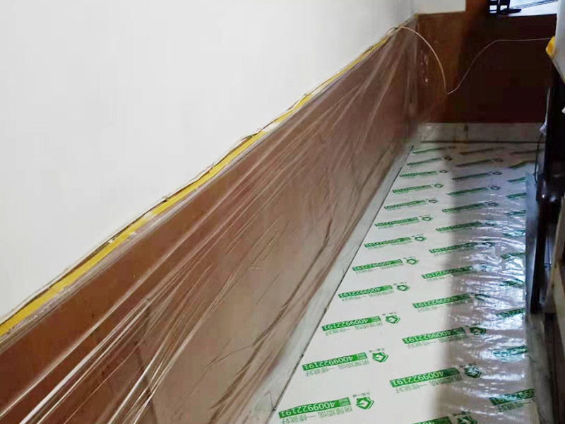 家具保護措施：地板保護，地板保護需要使用pvc+棉保護膜 （薄的保護膜會在裝修過程中踩壞），沿墻邊使用家較寬的地板專用膠帶密封。家居保護只需要使用普通pvc保護膜即可，注意下方要留足保護膜遮蓋下方地板。門窗保護:使用無紡布門窗保護膜，裁剪適當大小貼在窗戶上級窗戶框上即可。門使用pvc保護膜，小的突起如電源插座，使用保護膜覆蓋用較窄的地板專用膠帶密封。 注意：所有的密封都不要貼到需要粉刷裝修的墻面上。