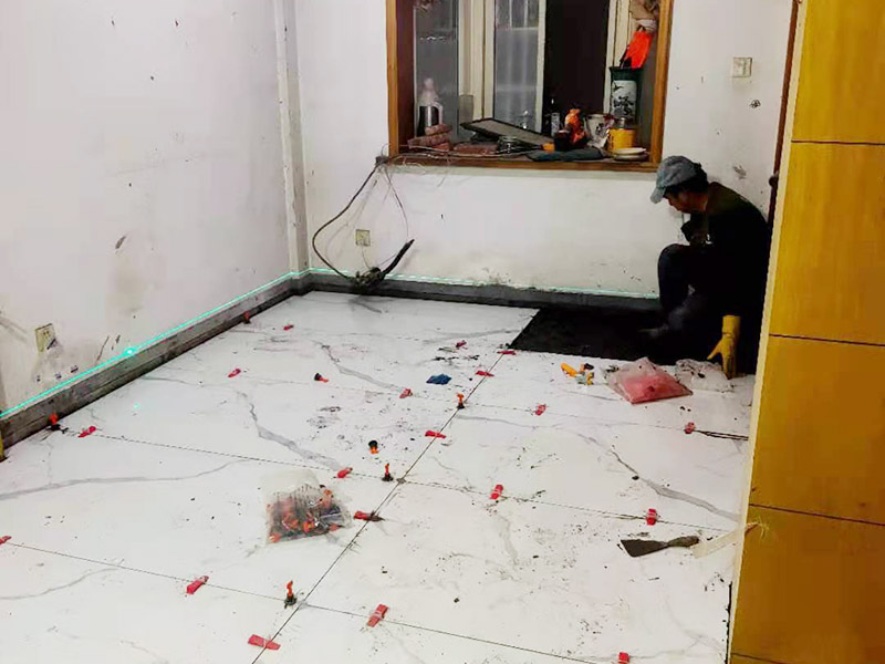 墻地面防水貼磚：一般在實際施工中，都是先將墻面和地面的防水都做好，然后等到防水層完全干透之后就可以做閉水試驗了，閉水試驗的主要目的是檢驗防水施工是否有疏露，防水功能是否正常，如果閉水試驗顯示沒有問題了，那么再開始貼瓷磚。貼瓷磚是先貼墻面，然后再貼地面的。