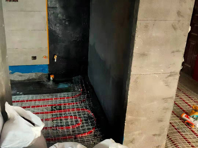墻地面防水貼磚：一般在實際施工中，都是先將墻面和地面的防水都做好，然后等到防水層完全干透之后就可以做閉水試驗了，閉水試驗的主要目的是檢驗防水施工是否有疏露，防水功能是否正常，如果閉水試驗顯示沒有問題了，那么再開始貼瓷磚。貼瓷磚是先貼墻面，然后再貼地面的。
