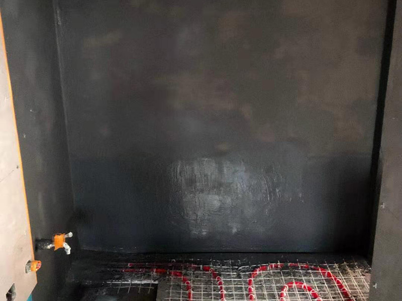 墻地面防水貼磚：一般在實際施工中，都是先將墻面和地面的防水都做好，然后等到防水層完全干透之后就可以做閉水試驗了，閉水試驗的主要目的是檢驗防水施工是否有疏露，防水功能是否正常，如果閉水試驗顯示沒有問題了，那么再開始貼瓷磚。貼瓷磚是先貼墻面，然后再貼地面的。