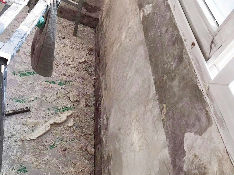 陽臺墻面局部修補：一定要做好基層的處理，如果您家是二次裝修墻面時，沒有將以前的老墻的墻皮鏟除干凈，或者是只鏟除了表層的膩子，那么修補墻面時，是會遺留下高低不平的部分墻皮的，此后，要是接著上刷界面劑或者膩子，那么很可能就會導致新刷的墻面出現開裂的情況。舊房要是在長期使用中受到了來自外界的沖擊或者震動，是有可能造成局部墻面基層與墻體脫離的。 在修補墻面的時候，要是發現墻面出現滲水或者發霉的情況，是可以直接更換水管的，或者是進行修補，具體的操作方法是，先關閉上閥門，把水源斷開后，然后將水龍頭打開至合適的位置，是可以泄去水管內的大部分壓力的。