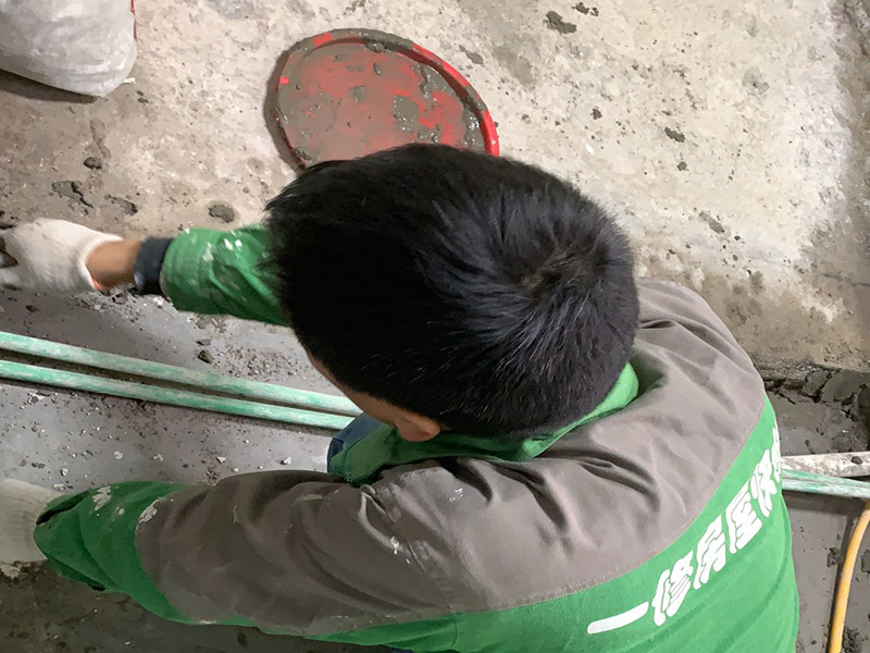 衛生間水管安裝：開始按線槽排給水管，彎頭的地方用熱容器對接，給水管長的用剪管鉗剪掉，冷熱管對接的時候注意距離，安裝好后用泥漿把它縫好。