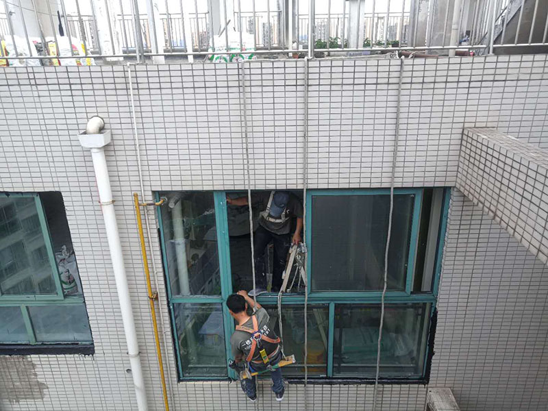 門窗打膠維修：各樓層窗框安裝時均應橫向、豎向拉通線，各層水平一致，上下順直。窗框與墻體固定時，先固定上框，后固定邊框，采用塑料膨脹螺栓固定。框與洞口之間的伸縮縫內腔均采用閉孔泡沫塑料，發泡劑等彈性材料填塞，表面用密封膠密封。門窗安裝必須牢固，預埋件的數量、位置、埋設連接方法必須符合設計要求，設有預埋鐵件的洞應采用焊接的方法固定，或先在預埋件上按緊固件規格打基孔，然后用緊固件固定。拼樘料與磚墻連接時，應先將拼樘料兩端插入預留洞口中，然后用C20細石砼澆灌固定。應將兩窗框與拼樘料卡接，卡接后用緊固件雙向擰緊，其間距應≤400mm。緊固件端頭及拼樘料與窗杠間的穎隙采用密封條進行密封處理。當門窗采用預埋木磚法與墻體連接時，木磚應進行防腐處理。
