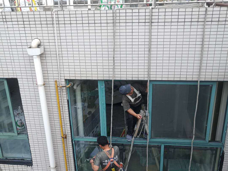 門窗打膠維修：各樓層窗框安裝時均應橫向、豎向拉通線，各層水平一致，上下順直。窗框與墻體固定時，先固定上框，后固定邊框，采用塑料膨脹螺栓固定?？蚺c洞口之間的伸縮縫內腔均采用閉孔泡沫塑料，發泡劑等彈性材料填塞，表面用密封膠密封。門窗安裝必須牢固，預埋件的數量、位置、埋設連接方法必須符合設計要求，設有預埋鐵件的洞應采用焊接的方法固定，或先在預埋件上按緊固件規格打基孔，然后用緊固件固定。拼樘料與磚墻連接時，應先將拼樘料兩端插入預留洞口中，然后用C20細石砼澆灌固定。應將兩窗框與拼樘料卡接，卡接后用緊固件雙向擰緊，其間距應≤400mm。緊固件端頭及拼樘料與窗杠間的穎隙采用密封條進行密封處理。當門窗采用預埋木磚法與墻體連接時，木磚應進行防腐處理。