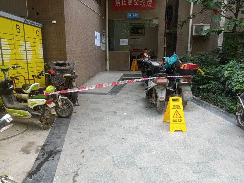 門窗打膠維修：各樓層窗框安裝時均應橫向、豎向拉通線，各層水平一致，上下順直。窗框與墻體固定時，先固定上框，后固定邊框，采用塑料膨脹螺栓固定?？蚺c洞口之間的伸縮縫內腔均采用閉孔泡沫塑料，發泡劑等彈性材料填塞，表面用密封膠密封。門窗安裝必須牢固，預埋件的數量、位置、埋設連接方法必須符合設計要求，設有預埋鐵件的洞應采用焊接的方法固定，或先在預埋件上按緊固件規格打基孔，然后用緊固件固定。拼樘料與磚墻連接時，應先將拼樘料兩端插入預留洞口中，然后用C20細石砼澆灌固定。應將兩窗框與拼樘料卡接，卡接后用緊固件雙向擰緊，其間距應≤400mm。緊固件端頭及拼樘料與窗杠間的穎隙采用密封條進行密封處理。當門窗采用預埋木磚法與墻體連接時，木磚應進行防腐處理。