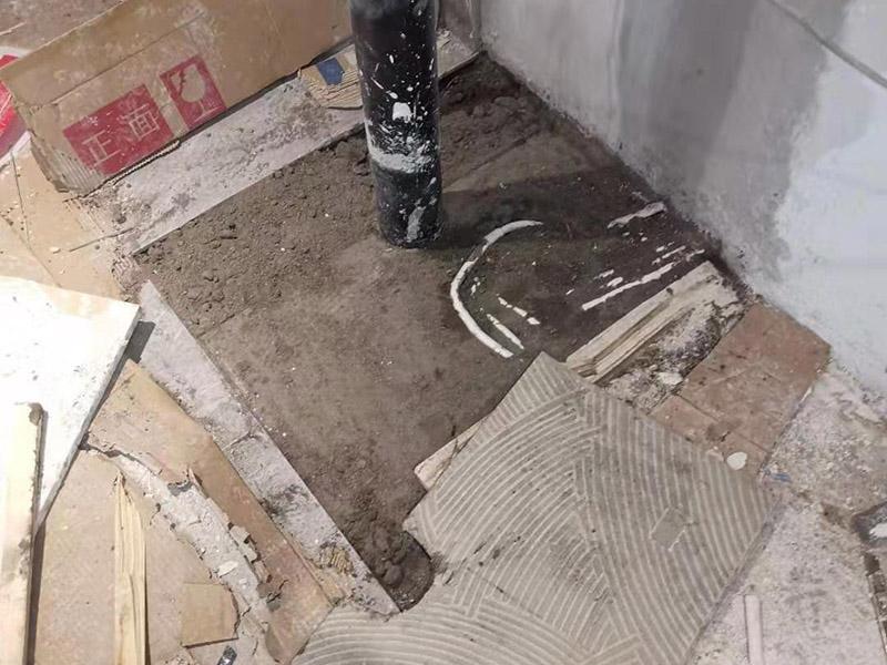 異形瓷磚鋪貼：首先應(yīng)除去基層表面的污垢，油漬，浮灰;除去基層上所有涂料層，膩子層;如果基層未能達(dá)到平整度要求，需對基層進(jìn)行預(yù)先的找平處理。對瓷磚的色彩、紋理、表面平整等進(jìn)行嚴(yán)格的挑選，然后按照圖紙要求預(yù)鋪。對可能出現(xiàn)的尺寸、色彩、紋理誤差等進(jìn)行調(diào)整、交換，直至達(dá)到最佳效果。加水后將粘結(jié)劑漿料攪拌至潤滑均勻，無明顯塊狀或糊狀結(jié)塊，攪拌后的漿料靜置5-10分鐘后再稍加攪拌1-2分鐘即可使用。在開始鋪貼施工前，需要先清理瓷磚表面的浮灰，污垢等。將瓷磚平整地鋪貼在基層上，使用橡膠錘將瓷磚拍實鋪平。施工過程中，可小幅度轉(zhuǎn)動瓷磚，使?jié){料與瓷磚背面充分接觸。