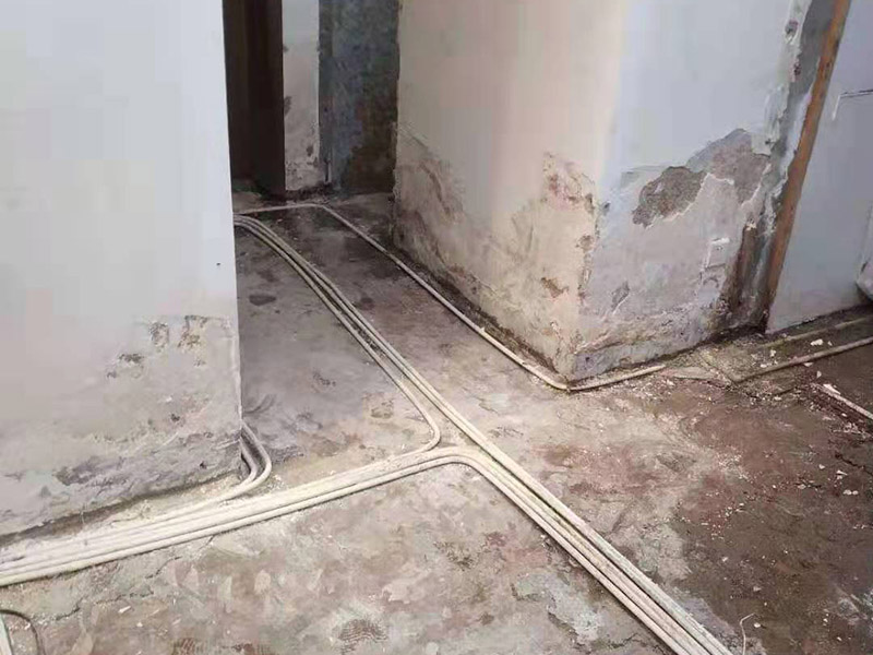 廚房拆除施工：拆除舊廚房是工程中的第一項(xiàng)，將情墻面和地面上原有的瓷磚全部砸掉，不要只砸掉一半或一部分，以免后面在鋪貼時(shí)有縫隙。 拆除吊頂、廚具和燈具，需按照一定的流程拆除。如果想要重新將廚房整頓一下，那么就將廚房的一切原有的都拆除掉。 如果是其他房間改造為廚房的話，也是要先將墻面和地面全部砸掉，以便于后續(xù)安裝管道和布置線路。水路和電路的設(shè)計(jì)都是很隱藏的，一般都會(huì)做成暗管，隱藏在墻面或地面下，既美觀又不影響使用。在地面和墻面全部拆除后，要將不平整或者有縫隙的地方用水泥抹平，以防安裝上瓷磚后發(fā)現(xiàn)不平整而影響整體美觀，并且也能進(jìn)一步做到防水的效果。