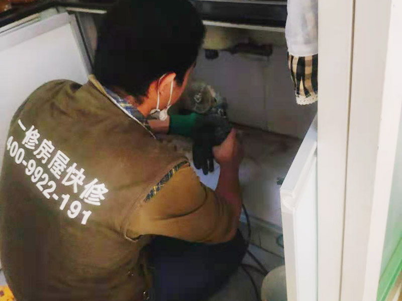 歡迎到久益一修了解新鄉市空調維修安裝加盟商地址、新鄉市空調維修師傅電話號碼；新鄉市久益一修裝修公司提供空調維修安裝上門服務，可以免費咨詢客服關于新鄉市空調維修報價、了解新鄉市空調維修方案有哪些、新鄉市空調維修實體店地址、預約新鄉市空調維修師傅上門等，新鄉市空調維修部技師電話；  久益一修新鄉市公司服務區域：衛濱區、紅旗區、牧野區、鳳泉區六縣:新鄉縣、獲嘉縣、原陽縣、延津縣、封丘縣、長垣縣等；新鄉市優秀的安裝師傅上門服務、不收取任何費用、先服務后付款、技術好的工人都在久益一修維修安裝平臺。  新鄉市久益一修空調維修部地址：久益一修新鄉市加盟商，新鄉市空調維修咨詢電話：4009922191；  新鄉市久益一修裝修公司提供：新鄉市裝修/設計/施工/翻新/改造、新鄉市舊房翻新、新鄉市廚衛裝修、新鄉市房屋漏水處理、新鄉市墻面粉刷、新鄉市馬桶衛浴維修、新鄉市開關插座維修、新鄉市門窗維修、新鄉市家具維修、新鄉市家電維修、新鄉市打孔安裝等服務；  新鄉市久益一修裝修工程公司：新鄉市空調維修師傅嚴格培訓合格后上崗，新鄉市市區提供免費上門，空調維修師傅重口碑守承諾，先服務后付款！
