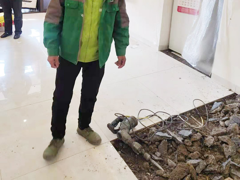 客廳地磚拆除案例：先把墻上的物體小心翼翼全部拆除搬出屋外，戴上手套和防護眼鏡，用小型的電鎬先從墻低的第一塊磚的邊緣開始鏟除，序次鏟除完整個墻面的瓷磚。敲擊鏟除到有插座和水龍頭附近瓷磚時，慢慢敲擊并仔細觀察電線和水管的方向，以防止損壞電線和水管。 用小型的電鎬或瓷磚鏟除機就能輕輕松松完成任務。此方法省時省力。（操作的時候安全問題要注意） 瓷磚鏟除一部分時要用斗車把地面上的瓷磚清理干凈，然后繼續鏟除，直到整面墻的瓷磚全部鏟除干凈為止。
