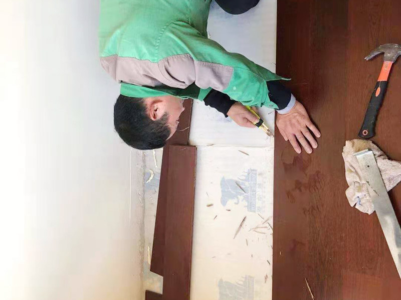 木地板鋪設施工：地面已經清理干凈、平整之后，先要鋪設一層防潮地墊(不一定非要鋪在木質地面的木頭下面)。這一層至少要20-30厘米(大約8英寸)在離墻大約預留1-3英寸的空隙。現在可以安裝已經選好花色的地板了。需要注意的是所鋪設的防潮地墊只需要鋪設大致5—10排的地板。 要確保在地板與墻壁之間留有大約10mm(3/8英寸)的空隙。為了防止地板的第一行的地板滑動，必須用間隔的裝置或者楔子固定。第一行余下的板通常用在第二行的開頭。要確保第二行板的接口與第一行板的接口錯開的長度至少30厘米(1英尺)。