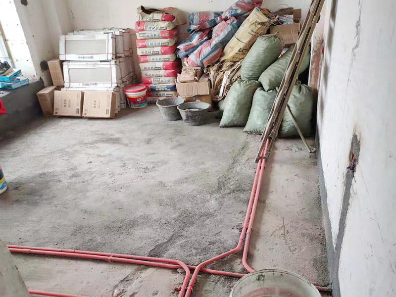 全屋線管鋪設(shè)裝修：管內(nèi)穿線在建筑物抹灰、粉刷及地面工程結(jié)束后進(jìn)行,穿線前應(yīng)將電線保護(hù)管內(nèi)的積水及雜物清理干凈。但針對(duì)建筑電氣安裝項(xiàng)目逐漸增加,管內(nèi)穿線的工程量隨之增大,為配合工程整體同步竣工,管內(nèi)穿線可以提前進(jìn)行,但必須滿足下列條件: 1、混凝土結(jié)構(gòu)工程必須經(jīng)過結(jié)構(gòu)驗(yàn)收和核定。 2、磚混結(jié)構(gòu)工程必須初裝修完成以后。 3、作好成品保護(hù),箱、盒及導(dǎo)線不應(yīng)破損及被灰漿污染。 4、穿線后線管內(nèi)不得有積水及潮氣侵入,必須保證導(dǎo)線絕緣強(qiáng)度符合規(guī)范要求。