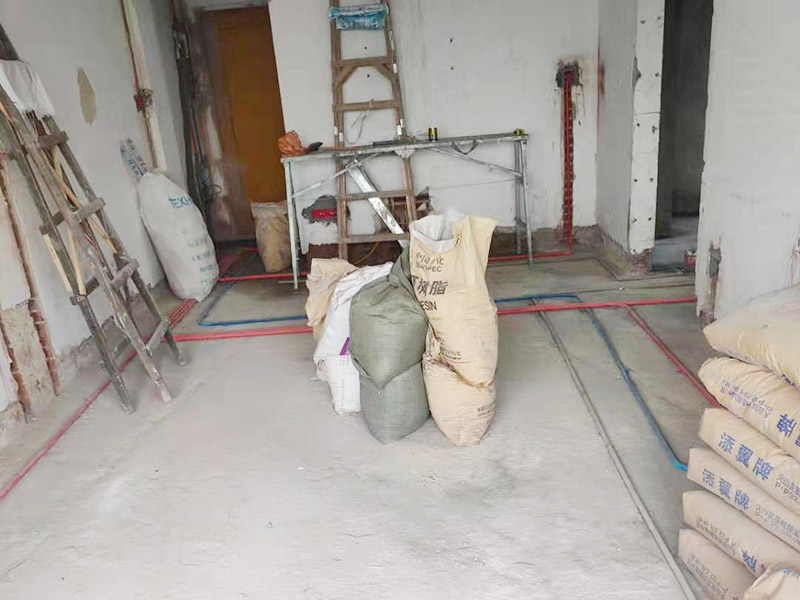 全屋線管鋪設(shè)裝修：管內(nèi)穿線在建筑物抹灰、粉刷及地面工程結(jié)束后進(jìn)行,穿線前應(yīng)將電線保護(hù)管內(nèi)的積水及雜物清理干凈。但針對(duì)建筑電氣安裝項(xiàng)目逐漸增加,管內(nèi)穿線的工程量隨之增大,為配合工程整體同步竣工,管內(nèi)穿線可以提前進(jìn)行,但必須滿足下列條件: 1、混凝土結(jié)構(gòu)工程必須經(jīng)過結(jié)構(gòu)驗(yàn)收和核定。 2、磚混結(jié)構(gòu)工程必須初裝修完成以后。 3、作好成品保護(hù),箱、盒及導(dǎo)線不應(yīng)破損及被灰漿污染。 4、穿線后線管內(nèi)不得有積水及潮氣侵入,必須保證導(dǎo)線絕緣強(qiáng)度符合規(guī)范要求。