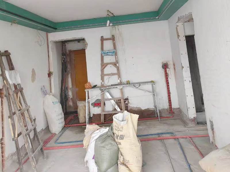 全屋線管鋪設(shè)裝修：管內(nèi)穿線在建筑物抹灰、粉刷及地面工程結(jié)束后進(jìn)行,穿線前應(yīng)將電線保護(hù)管內(nèi)的積水及雜物清理干凈。但針對(duì)建筑電氣安裝項(xiàng)目逐漸增加,管內(nèi)穿線的工程量隨之增大,為配合工程整體同步竣工,管內(nèi)穿線可以提前進(jìn)行,但必須滿足下列條件: 1、混凝土結(jié)構(gòu)工程必須經(jīng)過結(jié)構(gòu)驗(yàn)收和核定。 2、磚混結(jié)構(gòu)工程必須初裝修完成以后。 3、作好成品保護(hù),箱、盒及導(dǎo)線不應(yīng)破損及被灰漿污染。 4、穿線后線管內(nèi)不得有積水及潮氣侵入,必須保證導(dǎo)線絕緣強(qiáng)度符合規(guī)范要求。