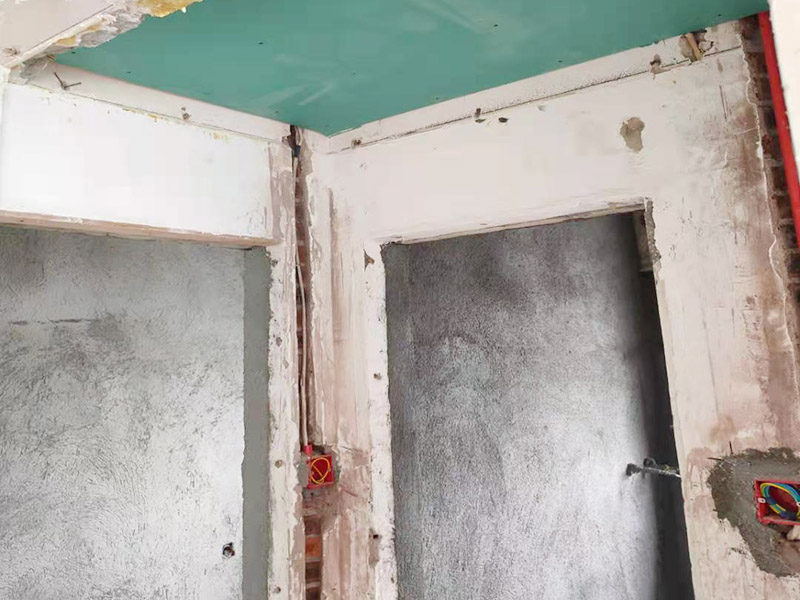 全屋線管鋪設(shè)裝修：管內(nèi)穿線在建筑物抹灰、粉刷及地面工程結(jié)束后進(jìn)行,穿線前應(yīng)將電線保護(hù)管內(nèi)的積水及雜物清理干凈。但針對(duì)建筑電氣安裝項(xiàng)目逐漸增加,管內(nèi)穿線的工程量隨之增大,為配合工程整體同步竣工,管內(nèi)穿線可以提前進(jìn)行,但必須滿足下列條件: 1、混凝土結(jié)構(gòu)工程必須經(jīng)過結(jié)構(gòu)驗(yàn)收和核定。 2、磚混結(jié)構(gòu)工程必須初裝修完成以后。 3、作好成品保護(hù),箱、盒及導(dǎo)線不應(yīng)破損及被灰漿污染。 4、穿線后線管內(nèi)不得有積水及潮氣侵入,必須保證導(dǎo)線絕緣強(qiáng)度符合規(guī)范要求。
