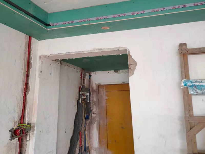 全屋線管鋪設(shè)裝修：管內(nèi)穿線在建筑物抹灰、粉刷及地面工程結(jié)束后進(jìn)行,穿線前應(yīng)將電線保護(hù)管內(nèi)的積水及雜物清理干凈。但針對(duì)建筑電氣安裝項(xiàng)目逐漸增加,管內(nèi)穿線的工程量隨之增大,為配合工程整體同步竣工,管內(nèi)穿線可以提前進(jìn)行,但必須滿足下列條件: 1、混凝土結(jié)構(gòu)工程必須經(jīng)過結(jié)構(gòu)驗(yàn)收和核定。 2、磚混結(jié)構(gòu)工程必須初裝修完成以后。 3、作好成品保護(hù),箱、盒及導(dǎo)線不應(yīng)破損及被灰漿污染。 4、穿線后線管內(nèi)不得有積水及潮氣侵入,必須保證導(dǎo)線絕緣強(qiáng)度符合規(guī)范要求。