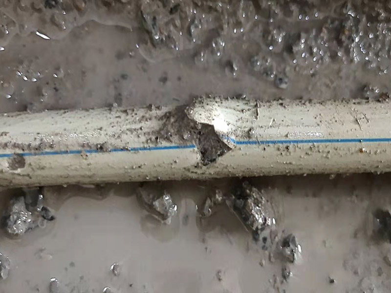 地面水管漏水維修：墻壁上有水滴不一定就是內水管漏水所致，那應先判斷究竟是不是墻壁內的水管出現問題而出現的漏水情況，找到墻壁內水管的漏水點，那首先得關掉水源總閘，然后卸下連接壓縮接頭的陰陽螺母，在螺母上繞上膠布讓螺母的密封性能更加好，最后就是重新裝上壓縮接頭。