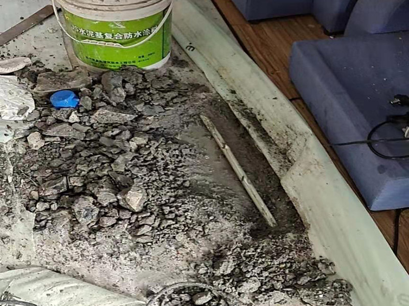 地面水管漏水維修：墻壁上有水滴不一定就是內水管漏水所致，那應先判斷究竟是不是墻壁內的水管出現問題而出現的漏水情況，找到墻壁內水管的漏水點，那首先得關掉水源總閘，然后卸下連接壓縮接頭的陰陽螺母，在螺母上繞上膠布讓螺母的密封性能更加好，最后就是重新裝上壓縮接頭。
