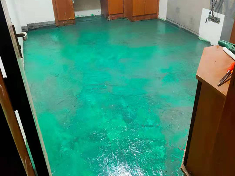地面找平維修：1、如果地面平整度相對比較高，可以用鋪墊寶找平。比較省事，效果也好。地面平整度差的多了，建議不用鋪墊寶。因?yàn)殇亯|寶可以對地面有特別突出的，例如石子等，有調(diào)節(jié)作用，對于局部小范圍不平，沒法調(diào)節(jié)。弄不好，腳踩著還會發(fā)軟。 　　2、如果地面平整度差的不多，不用調(diào)節(jié)不同地面材料的高差，可以用水泥自流平來處理。厚度不高，施工質(zhì)量很好。 　　3、如果地面平整度差的比較多，建議用水泥沙漿找平，一次可以解決平整度和調(diào)整高差兩個(gè)問題。 　　4、如果地面的平整度誤差，只在局部范圍，也可以采用更靈活的辦法。在地板安裝前，請安裝工人，用快干粉之類的，實(shí)施局部找平，不影響安裝速度和質(zhì)量。