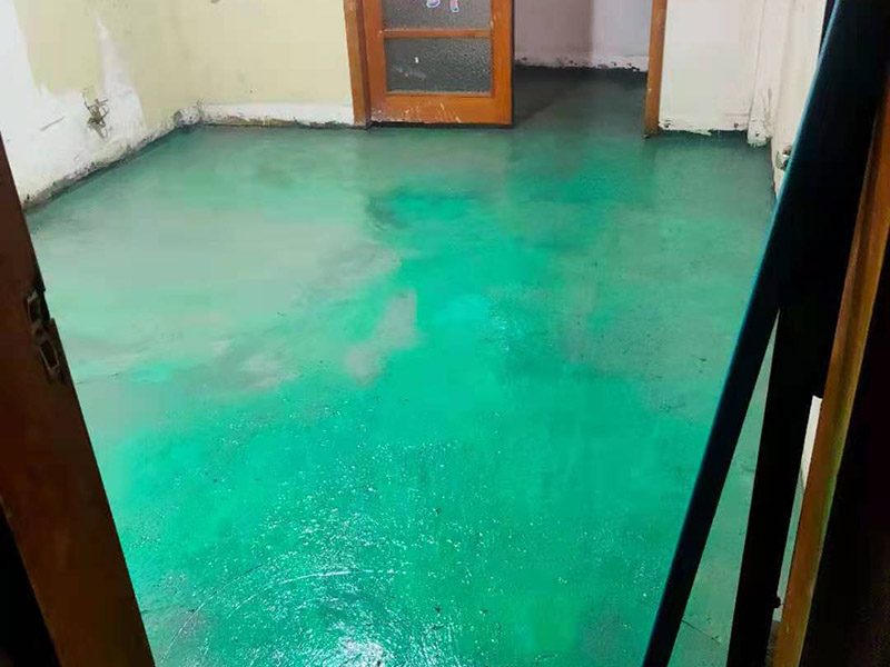 地面找平維修：1、如果地面平整度相對比較高，可以用鋪墊寶找平。比較省事，效果也好。地面平整度差的多了，建議不用鋪墊寶。因?yàn)殇亯|寶可以對地面有特別突出的，例如石子等，有調(diào)節(jié)作用，對于局部小范圍不平，沒法調(diào)節(jié)。弄不好，腳踩著還會發(fā)軟。 　　2、如果地面平整度差的不多，不用調(diào)節(jié)不同地面材料的高差，可以用水泥自流平來處理。厚度不高，施工質(zhì)量很好。 　　3、如果地面平整度差的比較多，建議用水泥沙漿找平，一次可以解決平整度和調(diào)整高差兩個(gè)問題。 　　4、如果地面的平整度誤差，只在局部范圍，也可以采用更靈活的辦法。在地板安裝前，請安裝工人，用快干粉之類的，實(shí)施局部找平，不影響安裝速度和質(zhì)量。
