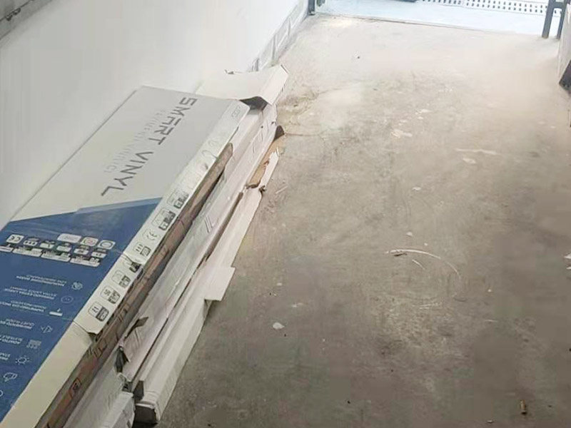 毛坯房地板鋪貼：先對地面進行找平，水平的誤差不能超過2毫米。地面要是不平，腳感就不好。再就是將邊、角部位等突起或有不平的地方進行局部修整。再鋪防潮層，防潮層可以防止以后地板受潮。鋪平，接縫處要并攏。然后就是安裝地板了，因為地板是要錯落安裝的，先預鋪一下，將部分地板一分為二，要按尺寸來鋸，萬一鋸多了，地板損耗就大了。因為地板有一定的膨脹率，因此鋪裝前要在其與墻面接觸的部位預留膨脹縫，以免地板起鼓。膨脹縫的大小一般和地板的膨脹系數有關系。