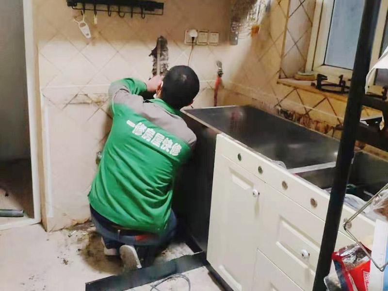廚房局部維修：衛(wèi)生間改造中水電的改造尤為重要且需要最早開始著手，由于會涉及到浴霸采暖、燈光的線路走向、水管的入墻等問題，所以在改造之前需制定一個詳細的水電走向設計，從而提高安全質(zhì)量以及滿足裝修業(yè)主們生活的需要。 對于衛(wèi)生間改造，其次就是需要對其做相應的防水處理。因為在日常的家庭中，衛(wèi)生間的水是處處可見的，非常潮濕。衛(wèi)生間內(nèi)的防水涂料是由地面延伸到墻面的，涂刷過程中精良的保證厚度均勻。還需要處理好地面和墻面交界處的各類管件的涂刷。待防水處理完全確定后，等待地面干透就可以做后續(xù)的工程了。