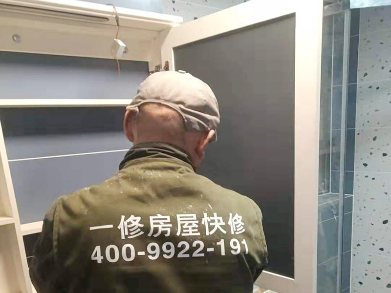 衛生間局部安裝：浴室柜鏡子在安裝之前，要測量好鏡子的尺度，鏡子的尺度應該用卷尺量出，然后再在適合的位置，將墻面打孔，然后裝入墻塞，然后將螺絲擰入墻內一定深度，然后再確定鏡子的穩定性。根據鏡子背面墻上的兩個孔，對準套入墻內的螺絲釘，固定好之后再用手緊緊的將它擰好，然后再用手試一下，看看鏡子會不會有松動問題，如果鏡子沒有東倒西歪的問題，那么鏡子就算是已經安裝了，最后，鏡子安裝好之后，要注重鏡面的清潔，一定要用濕毛巾先把鏡子好好擦一下，然后再用干毛巾再擦拭一遍，保證好鏡子的清潔和干凈，就可以進行使用了。
