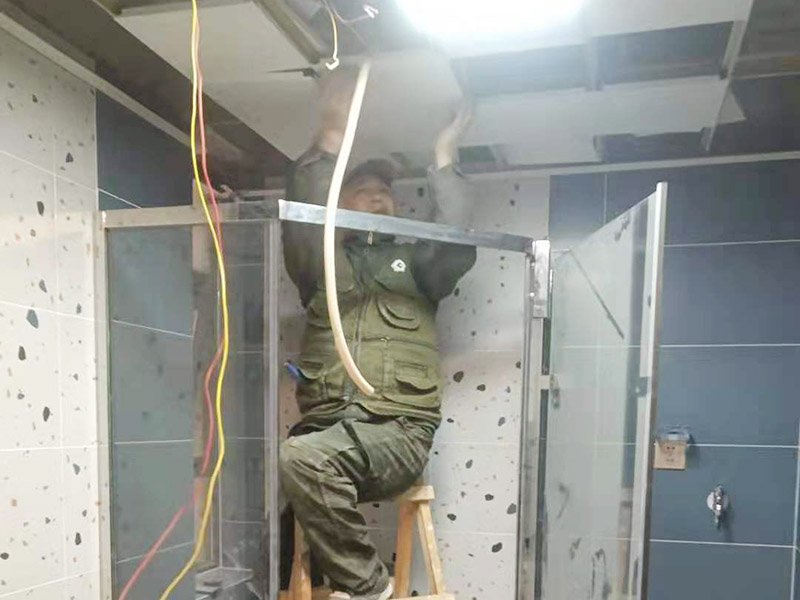 衛生間局部安裝：浴室柜鏡子在安裝之前，要測量好鏡子的尺度，鏡子的尺度應該用卷尺量出，然后再在適合的位置，將墻面打孔，然后裝入墻塞，然后將螺絲擰入墻內一定深度，然后再確定鏡子的穩定性。根據鏡子背面墻上的兩個孔，對準套入墻內的螺絲釘，固定好之后再用手緊緊的將它擰好，然后再用手試一下，看看鏡子會不會有松動問題，如果鏡子沒有東倒西歪的問題，那么鏡子就算是已經安裝了，最后，鏡子安裝好之后，要注重鏡面的清潔，一定要用濕毛巾先把鏡子好好擦一下，然后再用干毛巾再擦拭一遍，保證好鏡子的清潔和干凈，就可以進行使用了。