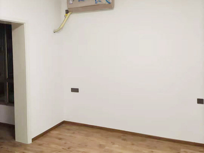 客廳墻面地板翻新：木地板鋪設(shè)之前，要先確保地面平整，然后在地上鋪一層塑料棉膜，塑料棉膜是為了防止地面防潮使木地板變形，接著講木地板都放置在地膜上，這樣在鋪貼的時(shí)候比較方便。先確定好木地板鋪設(shè)的方法，確定好之后就可以開(kāi)始鋪設(shè)了，一般是從墻角開(kāi)始鋪設(shè)。當(dāng)首塊板鋪上去，第二塊板就必須接連上。然后板與板之間都有槽與突出的插面，插面進(jìn)去槽里要嚴(yán)絲合縫。具體操作是將一塊木地板長(zhǎng)面的插面進(jìn)入到前面板的槽里，用手推板的側(cè)面插面進(jìn)入旁邊地板的槽里，如果有縫隙，那么用專(zhuān)用的錘子輕輕敲到一些即可。