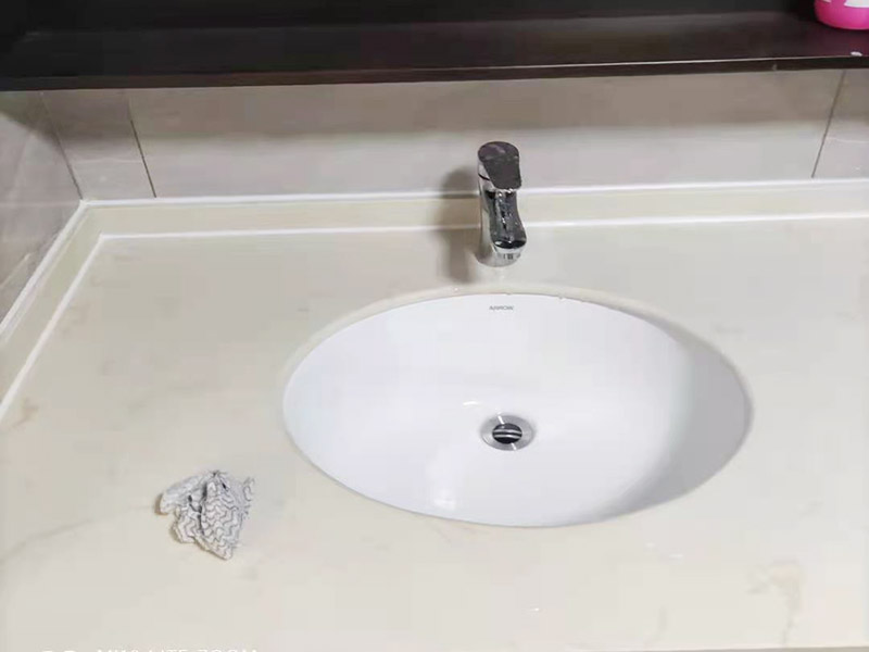 水槽臺(tái)盆安裝：在放置水槽之前，我們需要將水槽的一些功能配件都安裝完畢后，將水槽臺(tái)下盆安放在原先設(shè)計(jì)好的位置，將水槽安裝完畢之后，便可以進(jìn)行接下來的安裝程序。安裝水槽是水槽臺(tái)下盆安裝非常重要的一個(gè)步驟，水槽安裝的好壞，將會(huì)在一定程度上影響水槽日后的使用效果。需要將前面安裝完畢的水龍頭上的進(jìn)水管一端連接到進(jìn)水開關(guān)位置，安進(jìn)水管時(shí)除了要注意它銜接是否牢固，還需要注意不要將冷熱水管的位置給混淆不清。接下來就是安裝溢水孔的下水管，安裝時(shí)需要它銜接處是否密封。最后，只需將過濾籃和整體的排水管安裝完畢即可。