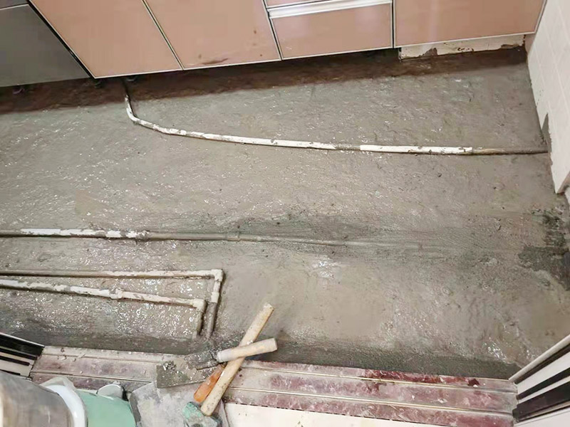 廚房地面埋管找平：一般房屋的地面上有比較凸出的地方，可以采用旋轉平磨的方式將高的地方打磨下去前提是下邊沒有管道。如果高的地方不打磨，那么找平出來的地面就會出現由齒刮刮出來的地面在高的地方同樣留下了同樣多的水泥，最后找出來的地面好是高的地方依然高，低的地方依然低。同時打磨還能節約不少的用料，這是地面找平中一個很重要的步驟。